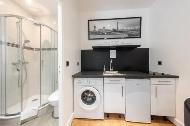 Near Eiffel Tower...Cute Little Studio Paris