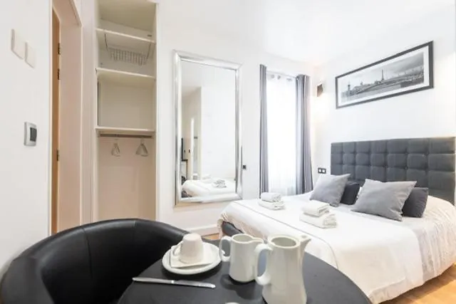 Near Eiffel Tower...Cute Little Studio Paris