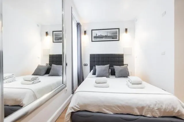 Apartment Near Eiffel Tower...Cute Little Studio Paris France